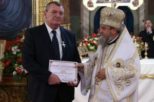 Deputatul care ar fi dat cu maşina peste protestatari distins de Mitropolia Ardealului