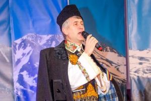 Cristian Pomohaci primit ca o vedetă la colindat la Sadu