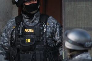 ”Turneu” de Crăciun. Doi adolescenţi au comis tâlhării în lanţ, ameninţând victimele cu cuţitul