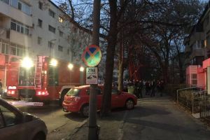 PANICĂ într-un bloc din Focşani în seara de Crăciun! A fost nevoie de intervenţia pompierilor