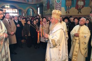 IPS Andrei, la Biserica ”Sf. Dumitru” Bistriţa în a doua zi de Crăciun (FOTO)