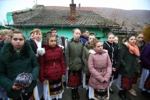 In Timis inca se mai merge cu colinda. Preotul din Comlosu Mare: Incercam sa pastram traditiile