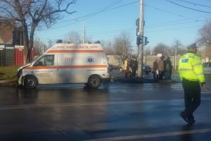VIDEO O ambulanţă a fost implicată într-un accident pe un bulevard aglomerat din Galaţi