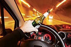 Beat şi fără permis, un băiat de 18 ani a provocat moartea unui tânăr şi a rănit alţi doi