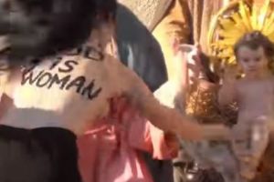 O militantă Femen a FURAT Pruncul din ieslea de Crăciun de la Vatican strigând: „Dumnezeu e FEMEIE”