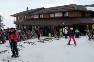 Număr record de accidente pe pârtiile de schi. Aproape 40 de turişti au suferit traumatisme pentru că nu au respectat indicaţiile salvamontiştilor