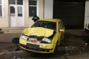 GALERIE FOTO: Craciun de cosmar pentru trei persoane / Autoturismele in care se aflau s-au ciocnit frontal pe Dorobanti, la intersectia cu Apollo