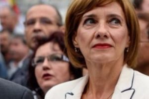 Carmen Iohannis, SINGURĂ la slujba de Crăciun. Prima doamnă, NERVOASĂ pe jurnalişti