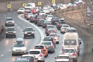 Aglomeraţie pe drumul de la munte. Coloana de maşini se târăşte pe DN1