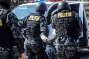 În 2 săptămâni, poliţiştii români au efectuat peste 200 de percheziţii cu scopul de a destructura organizaţii de tip mafiot