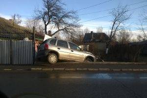 A intrat cu maşina într-un gard