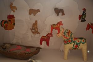 „Elefanţi, cuci, cai şi EU” – expoziţie interactivă cu şi despre jucării, la Casa Ștefan Baciu.