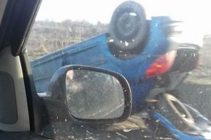 Autoturism răsturnat pe dealul Nadeşului