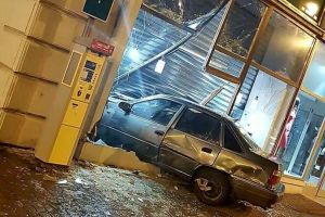 SPARGERE la un MAGAZIN de BIJUTERII din centrul oraşului. A intrat cu maşina în magazin! (FOTO)