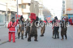 Fotoreportaj: Mai multi ursi si mosi Craciuni, suprinsi, azi in centrul municipiului Constanta (galerie foto) 