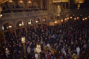 Catedrala din Timisoara – plina de oameni in prima zi de Craciun