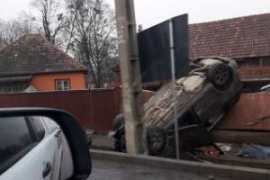 Maşină răsturnată în Gilău, pe gardul unei case. Cum s-a întâmplat totul - FOTO