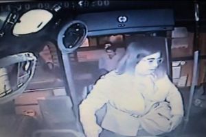 Hoţ de buzunare BĂTUT cu BÂTA de  ŞOFER. Video