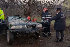 FOTO – BMW făcut praf de o şoferiţă la Gura Râului