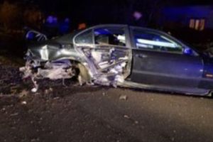 O maşină a DOBORÂT un stâlp şi a lovit CINCI COPACI. VIDEO ȘOCANT!