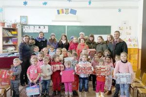 Elevii bârlădeni, ajutoarele lui Moş Crăciun pentru copiii sărmani