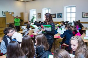 Peste 700 elevi de la clasele cu predare în limba germană se vor bucura de manuale şcolare noi