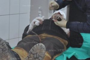 VASLUI. I-a tăiat urechile cu toporişca pentru banii de pensie