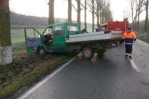 Accident rutier in judetul Tulcea. O autoutilitara a intrat intr-un copac. O victima a fost incarcerata. Traficul, blocat in zona (galerie foto)