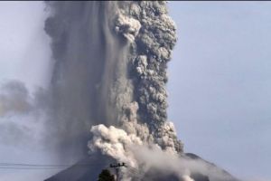 Dezastrele continuă pe GLOB. Mii de EVACUAȚI după erupţia violentă a unui VULCAN