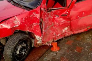 Un şofer beat a rupt cu maşina un gard de beton, pe drumul spre Petreşti