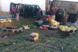 GALERIE FOTO: Un TIR plin cu produse alimentare, care se indrepta spre Kaufland, s-a rasturnat