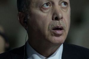 Un bărbat a fost BRUSCAT de preşedintele ERDOGAN, după ce a încercat să îl ÎMBRĂŢIŞEZE - VIDEO