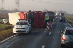 Trafic blocat in judetul Braila din cauza unui accident rutier. Un autotren s-a rasturnat. Politistii au dirijat circulatia
