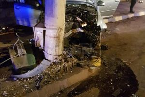 Tânăr mort după ce s-a zdrobit cu maşina de un stâlp, pe Calea Unirii