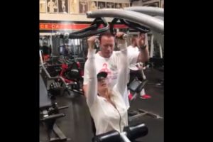 Nadia Comăneci se antrenează la sală cu Arnold Schwarzenegger. VIDEO