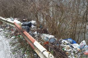 IMAGINI REVOLTĂTOARE: Mormane de gunoaie stau aruncate în apropierea barajului de la Mihoieşti