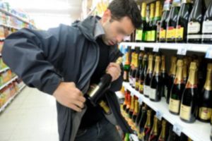 ​Crăciun în arest: Un tânăr orădean care a furat 11 sticle cu whisky şi şampanie a fost reţinut de poliţişti