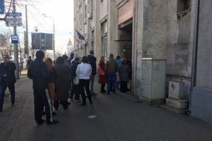 Bataie de joc la Posta din centrul Ploiestiului. Oamenii asteapta in frig sa-si ridice coletele, in timp ce inauntru, 3 angajati freaca un pix si o foaie