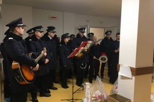 Misiuni de suflet: Pompierii bihoreni i-au colindat pe bolnavii de cancer de la Spitalul Municipal şi au donat pentru familii nevoiaşe şi copii bolnavi