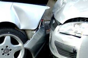 Un puştan a furat o maşină şi a distrus alte trei