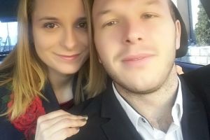 Iubire dincolo de moarte: Cei doi tineri logodnici din Drăgăneşti care au murit carbonizaţi într-un incendiu au fost înmormântaţi împreună (FOTO)