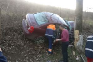 A intrat cu masina intr-un pom. Pompierii tulceni au intervenit pentru descarcerarea unei femei. Circulatia e blocata