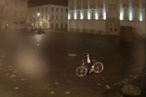 Hot prins cu o bicicleta in spate in zona Unirii din Timisoara