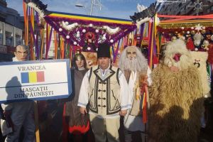 FOTO: Mascaţii de la Păuneşti, prezenţi la Bacău la Alaiul Datinilor şi Obiceiurilor de Iarnă