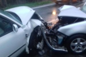 Impact frontal între două maşini. Un şofer beat a gonit pe contrasens