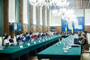 Proiect în dezbatere: Guvernul ar putea amâna cu 6 luni aplicarea unor legi controversate