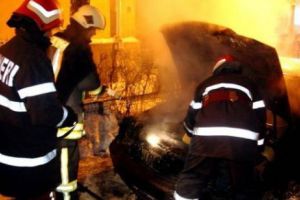 Maşină incendiată, din răzbunare. Făptaşii, încarceraţi


