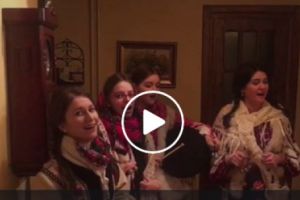 Viceprimarul Cristi Ganea, vizitat acasa de colindatori/VIDEO