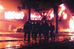 Incendiu violent în Carei. Un complex de locuinţe a fost cuprins de flăcări