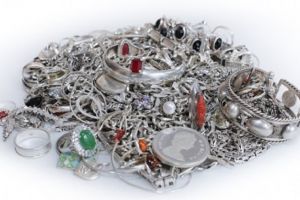 Peste două kilograme de bijuterii de argint, descoperite în Vama Galaţi